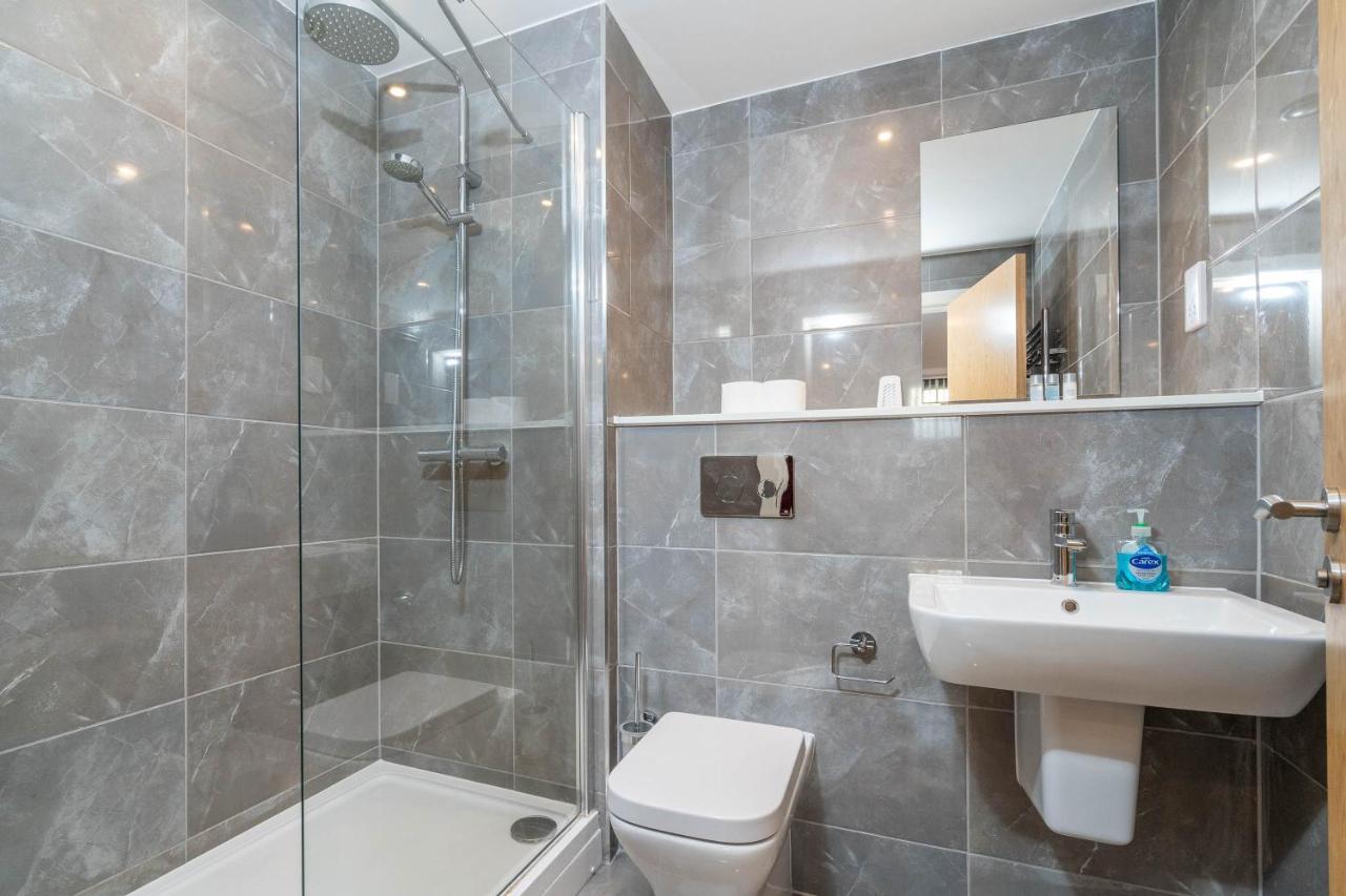Maevela Apartments - Luxury Broad St Apartment - 2 Bed, 2 Bath - City Centre/Cube/Mailbox - With Underground Parking ✓- L Shape Sofa, Large 50 Inch Smart Tv With Free Netflix & Wifi Birmingham Buitenkant foto