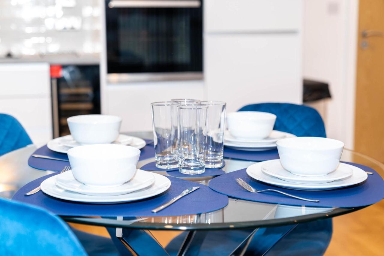 Maevela Apartments - Luxury Broad St Apartment - 2 Bed, 2 Bath - City Centre/Cube/Mailbox - With Underground Parking ✓- L Shape Sofa, Large 50 Inch Smart Tv With Free Netflix & Wifi Birmingham Buitenkant foto